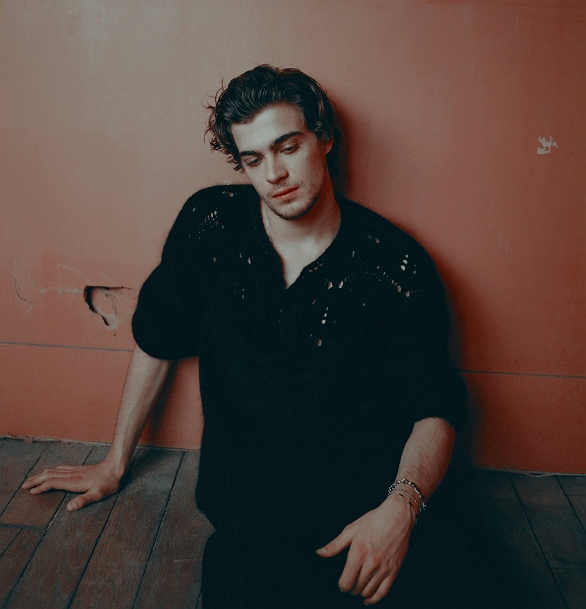 KAIROSGEARP's tweet image. ⠀⠀

             𝖲𝖤   𝗕𝗨𝗦𝗖𝗔  ｡

      ───── Hijo de Ares. Edad: 22. 
      ───── Fc: Lorenzo Zurzolo. 
      ───── Trama a explicar por dm.