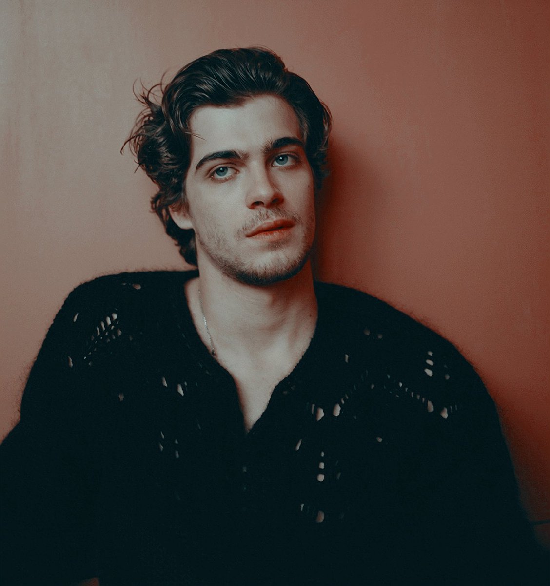 KAIROSGEARP's tweet image. ⠀⠀

             𝖲𝖤   𝗕𝗨𝗦𝗖𝗔  ｡

      ───── Hijo de Ares. Edad: 22. 
      ───── Fc: Lorenzo Zurzolo. 
      ───── Trama a explicar por dm.