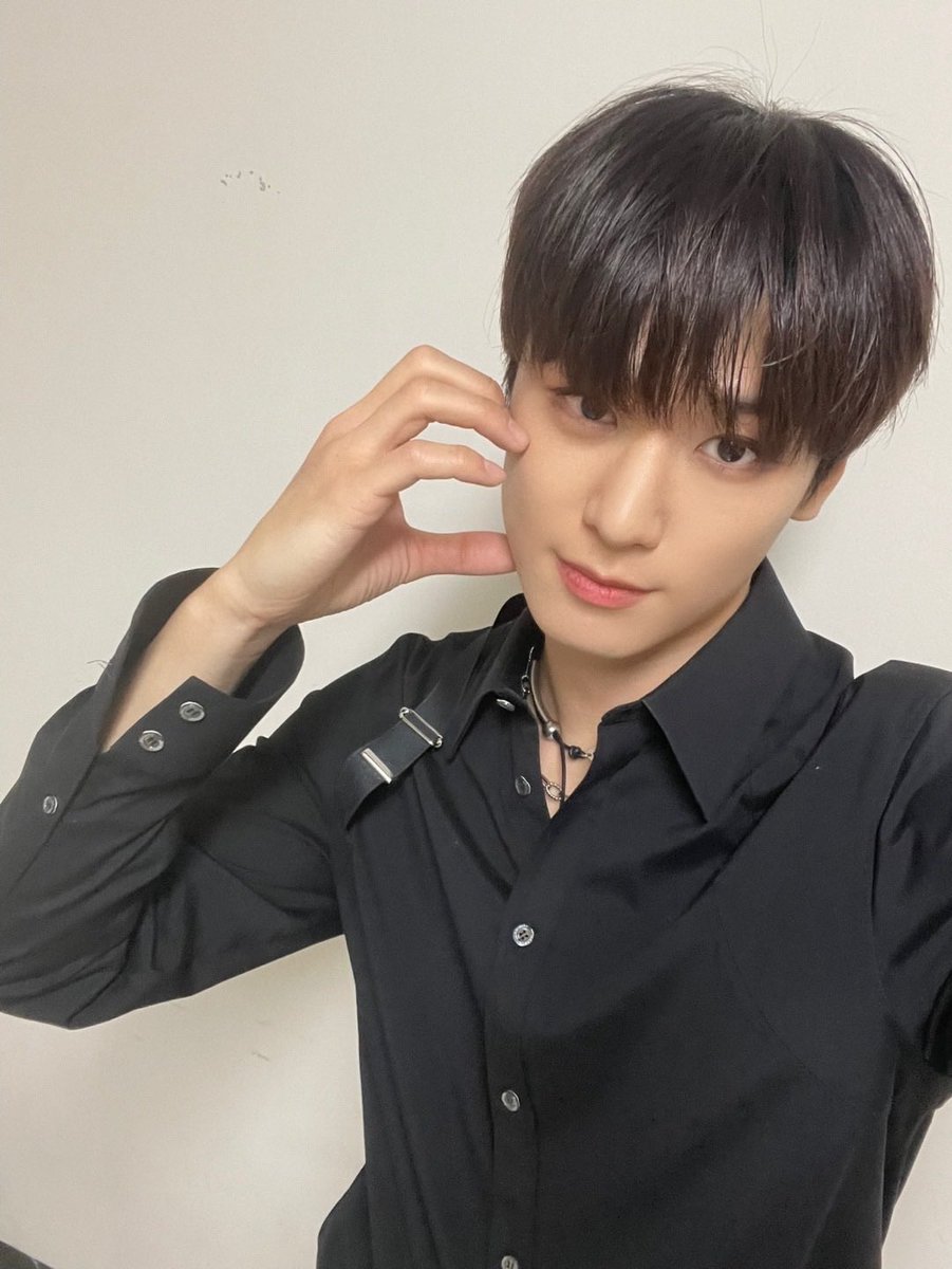 이거 약간 데뷔3일차같이 앙큼ㅎㅏ고 기엽다 먼지 알지 기여운애가 하는 기여분짓 ..