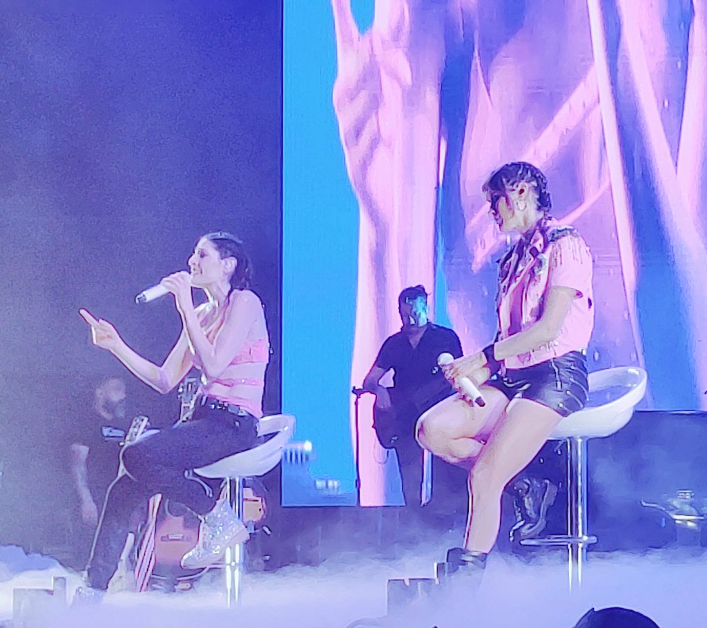 normisloquis's tweet photo. @haashoficial Siempre se las espera mujeres bellas 😍 https://t.co/ae6P5wo4Lm