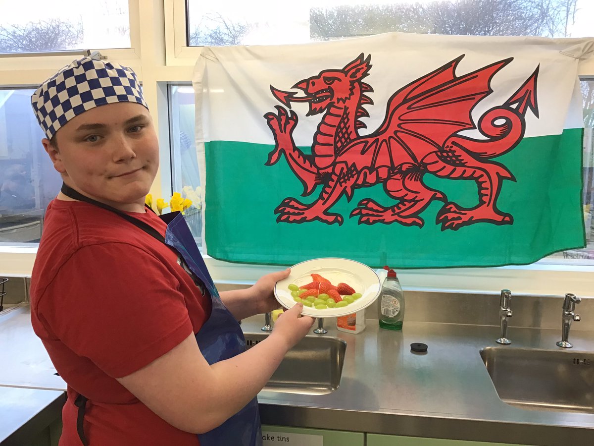 TirMorfa's tweet photo. We have had a super Welsh week in #ytmLlandegla. We have dissected daffodils learning the parts of the flower, listened to Welsh music, experienced the tastes of Wales with Welsh cakes and bara brith for snack and created a delicious fruit Welsh flag. #ytmwlc #ytmscitech https://t.co/MefkXlR97e
