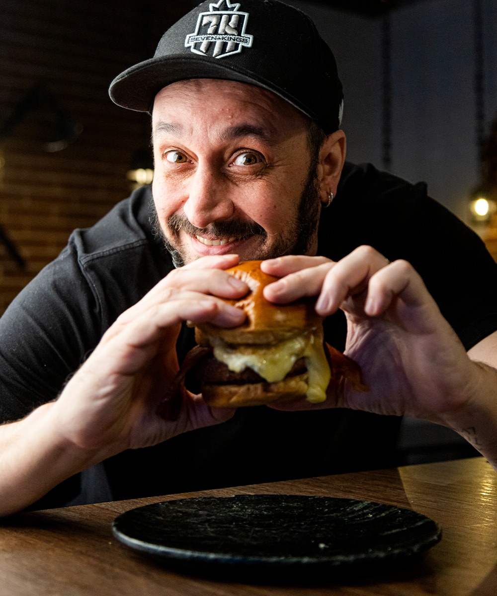 A felicidade do <a href="/CancerJack/">Fernando Russell</a> sabendo que vai AMASSAR o #MelhorHamburguerDoBrasil