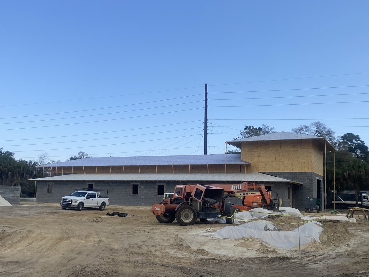 AlphaRoofingSe1's tweet photo. New construction standing seam roof in Beaufort SC dried in, layered out for metal and now have to pre flash and wait on exterior finishes to be completed. #roofingcontracor #roofingcompany #metalroofing #flatroof #localroofer https://t.co/dy1izXuj2U