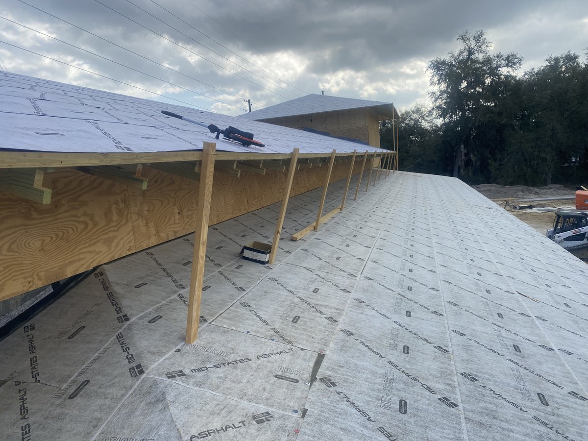 AlphaRoofingSe1's tweet photo. New construction standing seam roof in Beaufort SC dried in, layered out for metal and now have to pre flash and wait on exterior finishes to be completed. #roofingcontracor #roofingcompany #metalroofing #flatroof #localroofer https://t.co/dy1izXuj2U