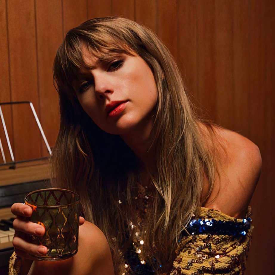 updatecharts's tweet photo. 🚨 VAI ARROMBAR O SPOTIFY! Taylor Swift lançará uma música com Ariana Grande. Segundo o insider, a canção fará parte de um álbum regravado. https://t.co/N9g6xWsZPu