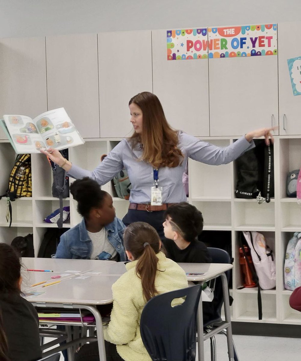 Started my day reading to 3rd graders at @YESPrep  10/10 recommend!  #BucketFilled #ReadAcrossAmericaDay  <a href="/DianaRiosLeads/">DIANA RIOS</a>