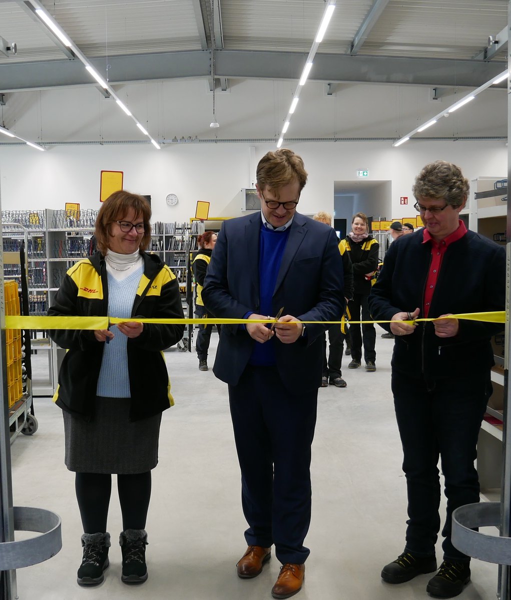 Heute hat die #DeutschePost ihren neuen CO2-freien  #Zustellstützpunkt in #Senftenberg mit Bürgermeister Andreas Pfeiffer offiziell in Betrieb genommen. Mit Photovoltaikanlage und nachhaltigem Heizsystem ausgestattet ist es der erste Standort dieser Art in #Südbrandenburg 🍃👍