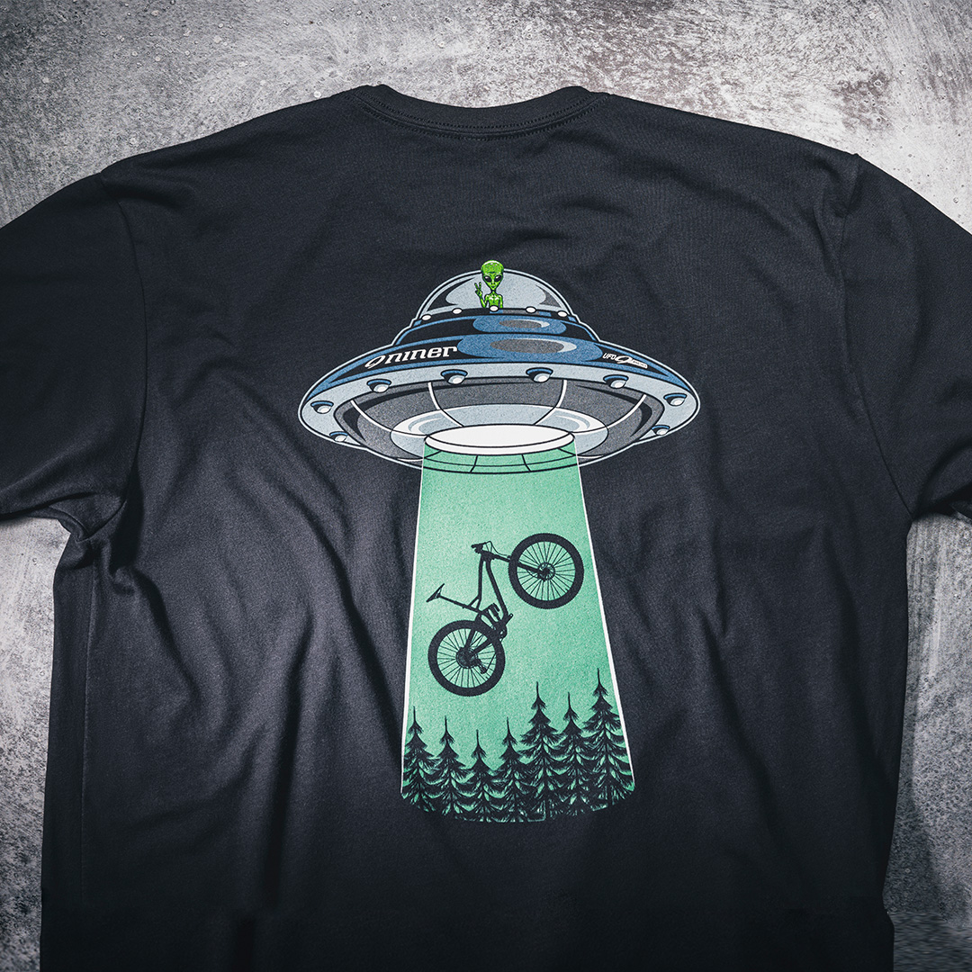 NinerBikes's tweet photo. Got a serious case of helmet hair? Swing over to the Niner site and cover that post-ride mess of yours with one of our new lids; while you're taking a peek check out our new shirt... it's out of this world. 👽✌️

https://t.co/26KGdaHeMa https://t.co/gE5MXwnlt8