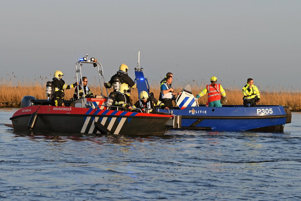 VRFryslan's tweet photo. 🚨 In april houden de hulpdiensten oefeningen op het water bij Lemmer. 𝗪𝗶𝗷 𝘇𝗶𝗷𝗻 𝗼𝗽 𝘇𝗼𝗲𝗸 𝗻𝗮𝗮𝗿 𝗺𝗲𝗻𝘀𝗲𝗻 𝗱𝗶𝗲 𝘃𝗿𝗶𝗷𝘄𝗶𝗹𝗹𝗶𝗴 𝘄𝗶𝗹𝗹𝗲𝗻 𝗺𝗲𝗲𝗱𝗼𝗲𝗻! De oefeningen zijn op 4, 5, 12 en 13 april. Geïnteresseerd? Meld je aan 👉 https://t.co/2UsX8raess https://t.co/KsOR9ByeTh