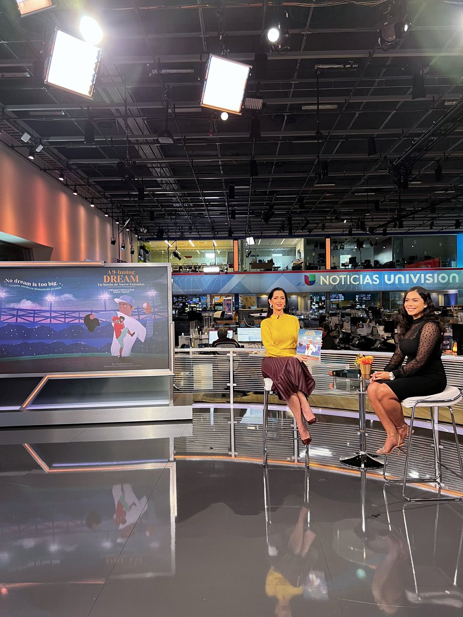 nicolefer_'s tweet photo. I never thought I’d ever be an example #womenshistorymonth. I simply work from the heart, but I’m so happy to inspire children through my 📖 &amp; inspire women through my career, my work @gametimefound 

¡Gracias #lavozenlamañana por la invitación de ayer! @Univision #mesdelamujer https://t.co/HgRgsXzpH5