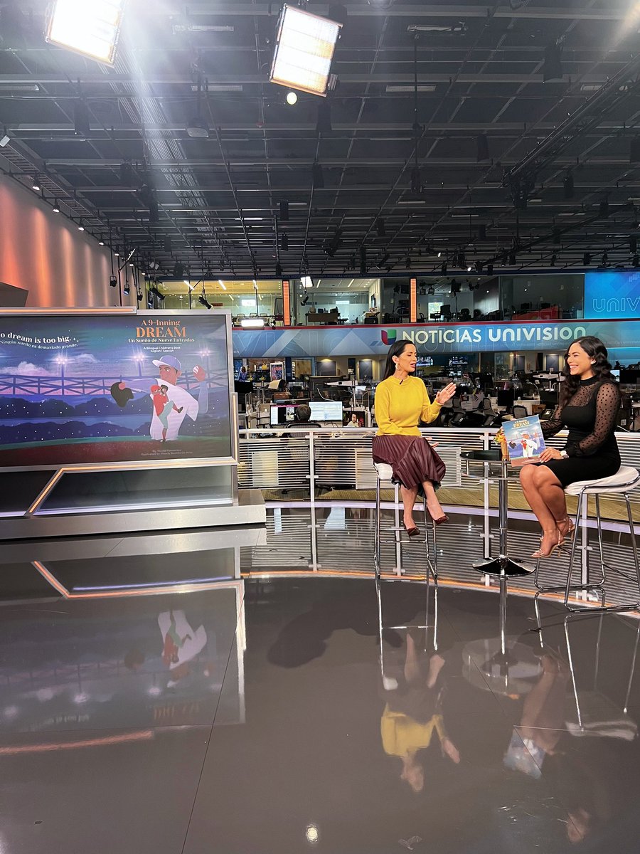nicolefer_'s tweet photo. I never thought I’d ever be an example #womenshistorymonth. I simply work from the heart, but I’m so happy to inspire children through my 📖 &amp; inspire women through my career, my work @gametimefound 

¡Gracias #lavozenlamañana por la invitación de ayer! @Univision #mesdelamujer https://t.co/HgRgsXzpH5