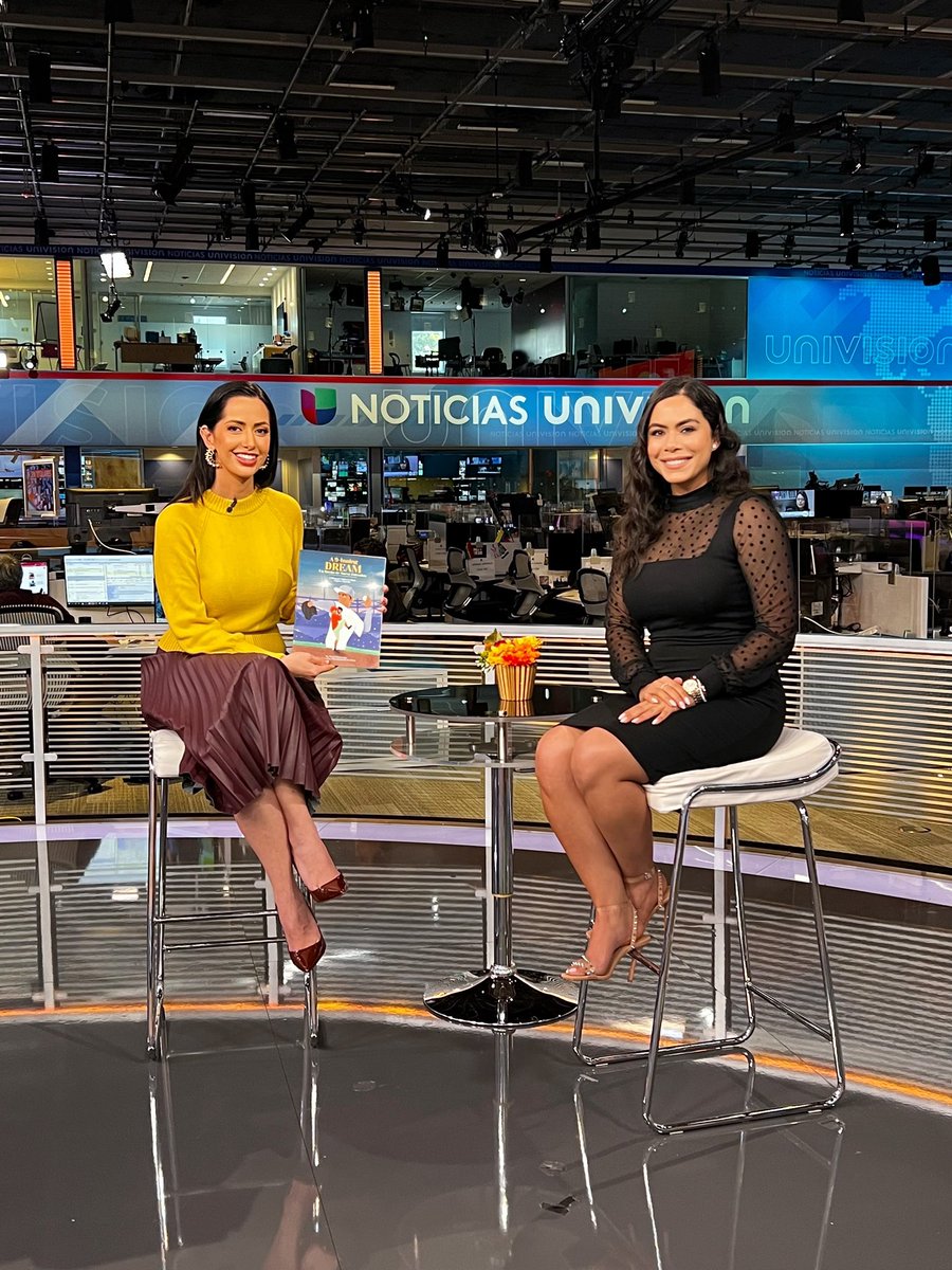 nicolefer_'s tweet photo. I never thought I’d ever be an example #womenshistorymonth. I simply work from the heart, but I’m so happy to inspire children through my 📖 &amp; inspire women through my career, my work @gametimefound 

¡Gracias #lavozenlamañana por la invitación de ayer! @Univision #mesdelamujer https://t.co/HgRgsXzpH5