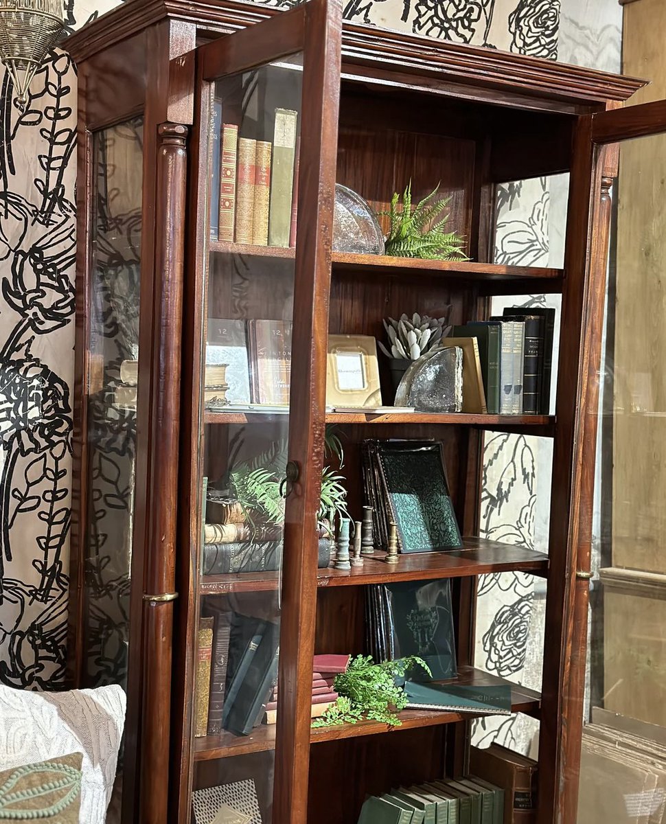 vacrum's tweet photo. Happy Thursday to all! We put some new vintage items up on our site plus some fun new items too! Grab them before they're gone!! - https://t.co/BmHuESb1yD https://t.co/CN5Nj2R4hp