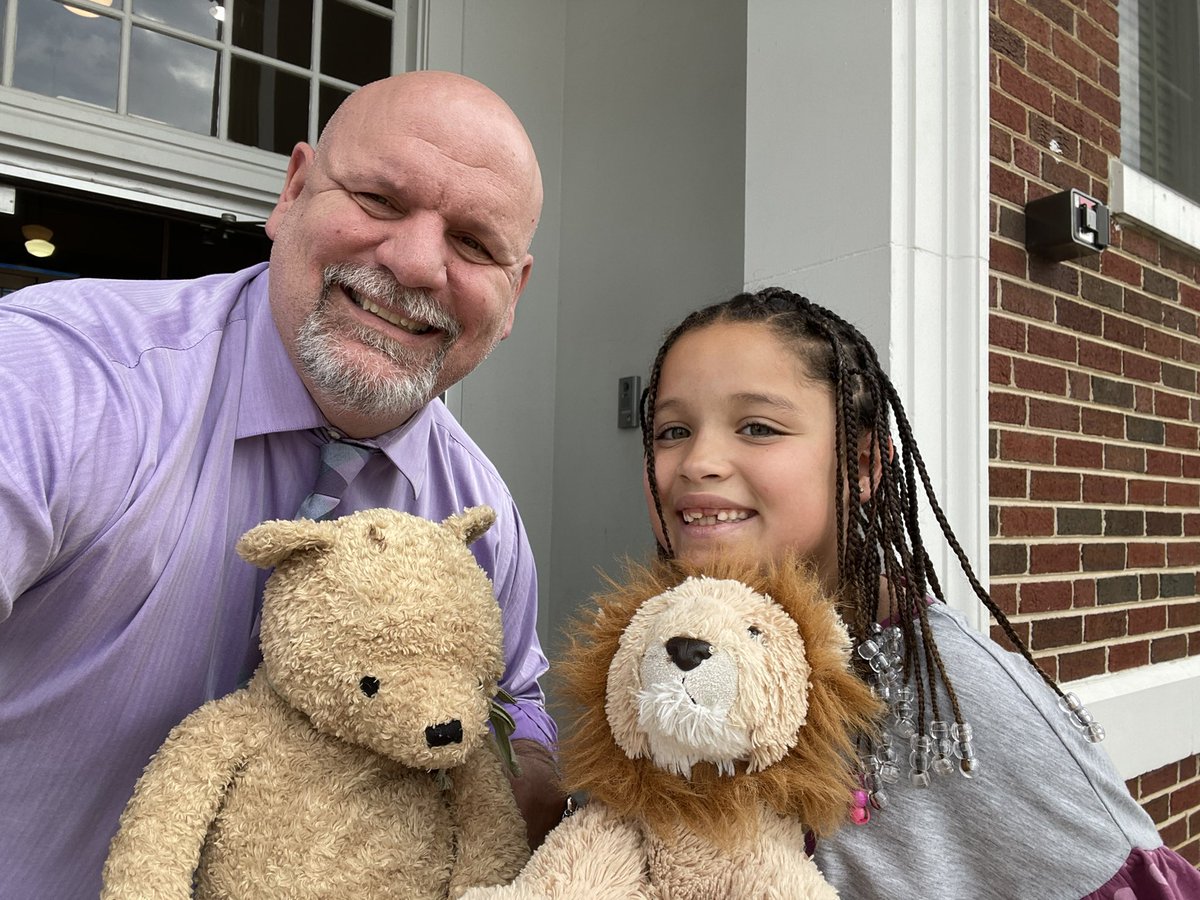 EESPrincipal's tweet photo. Day three of #ReadAcrossAmericaWeek2023 had the school filled with fluffy friends and lovable companions. #happyschool @Alabama_Reading @AlabamaAchieves @east_pto @clasleaders https://t.co/Khq4qMMAId