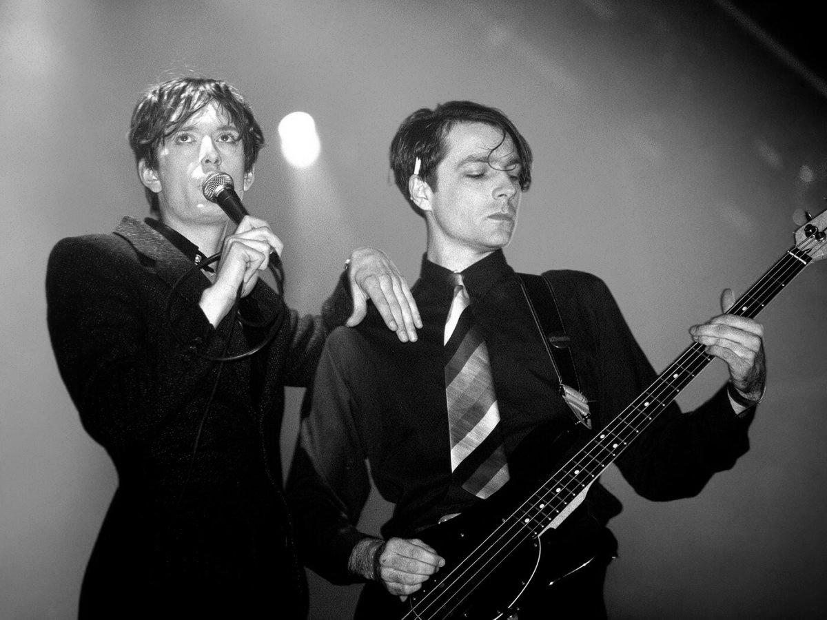 We are incredibly saddened to hear about the passing of Steve Mackey, legendary bassist of Pulp and established producer in his own right.

A camaraderie that translated into their brilliant music. Our thoughts are with the band, his family and friends.

RIP Steve.