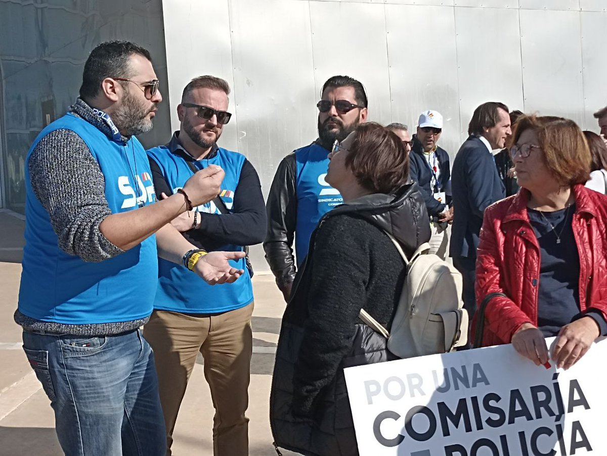 iuroquetas's tweet photo. 👮‍♀️Desde hace más de diez años desde IU reclamamos a todos los niveles, gobierne quien gobierne, la Comisaría de Policía Nacional que le corresponde a Roquetas. 
🦾En esa lucha hemos estado y estaremos, como hoy, al lado de sindicatos como el @SupAlmeria sumando fuerzas. https://t.co/ptfI36hoGg