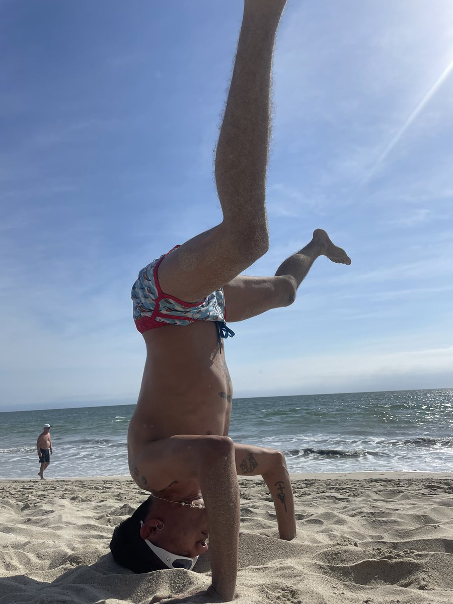LatinTwink2000's tweet photo. -y tu a qué vas a la playa?
Yop: 🤸🏻🧘🏻☯️ 

#latingay #twink #beach #stronger https://t.co/IUjlTmsexz