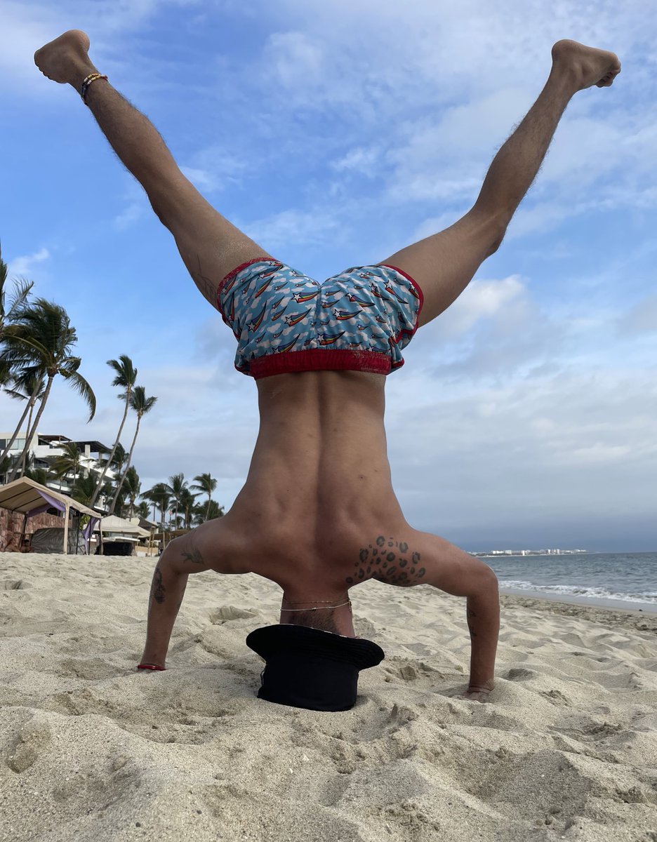 LatinTwink2000's tweet photo. -y tu a qué vas a la playa?
Yop: 🤸🏻🧘🏻☯️ 

#latingay #twink #beach #stronger https://t.co/IUjlTmsexz