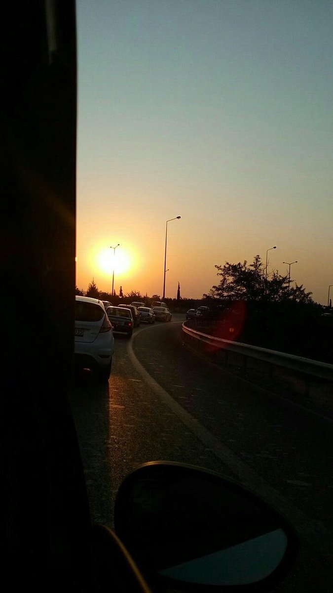 Ve...
Sıcak bir gülümsemeyi hatırlatır batan güneş. 

#akşam