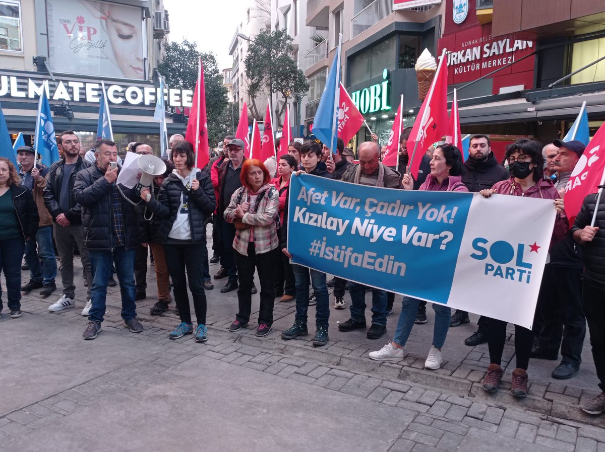 SolPartiIzmir's tweet photo. Baskılarla, gözaltılarla ölümleri ve beceriksizliğinizi gizleyemezsiniz.
Bu ülkenin devrimcileri her yerde.
Sol Parti her yerde.
Helalleşme yok, Hesap vereceksiniz!
@solpartibilgi 
#Hukumetİstifa https://t.co/WGtYAqAbHh