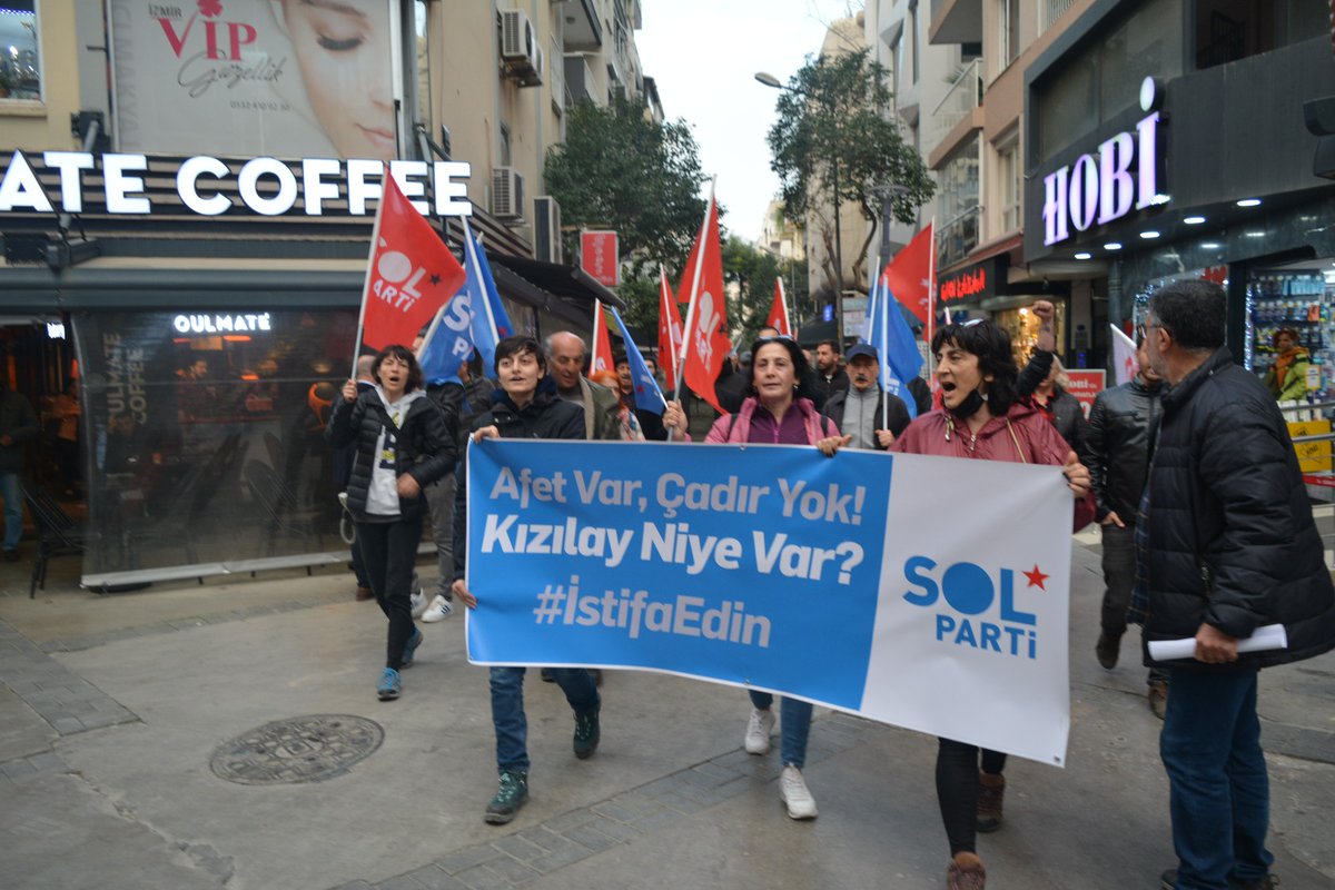 SolPartiIzmir's tweet photo. Baskılarla, gözaltılarla ölümleri ve beceriksizliğinizi gizleyemezsiniz.
Bu ülkenin devrimcileri her yerde.
Sol Parti her yerde.
Helalleşme yok, Hesap vereceksiniz!
@solpartibilgi 
#Hukumetİstifa https://t.co/WGtYAqAbHh