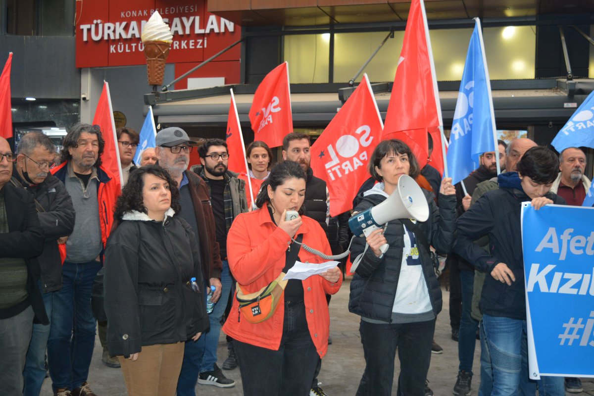 SolPartiIzmir's tweet photo. Baskılarla, gözaltılarla ölümleri ve beceriksizliğinizi gizleyemezsiniz.
Bu ülkenin devrimcileri her yerde.
Sol Parti her yerde.
Helalleşme yok, Hesap vereceksiniz!
@solpartibilgi 
#Hukumetİstifa https://t.co/WGtYAqAbHh