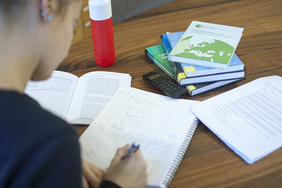 #vacatuere Wy sykje in #ûndersyksmeiwurker by ús <a href="/MercatorCentre/">Mercator European Research Centre</a> 30,4 oeren wyks. Ferskate projekten: byg. fergrutsjen online sichtberens froulju út minderheidskultueren, oerdracht minderheidstalen/-kultueren, redigearje Regionale Dossiers! Mear witte? bit.ly/3ZqRL2k