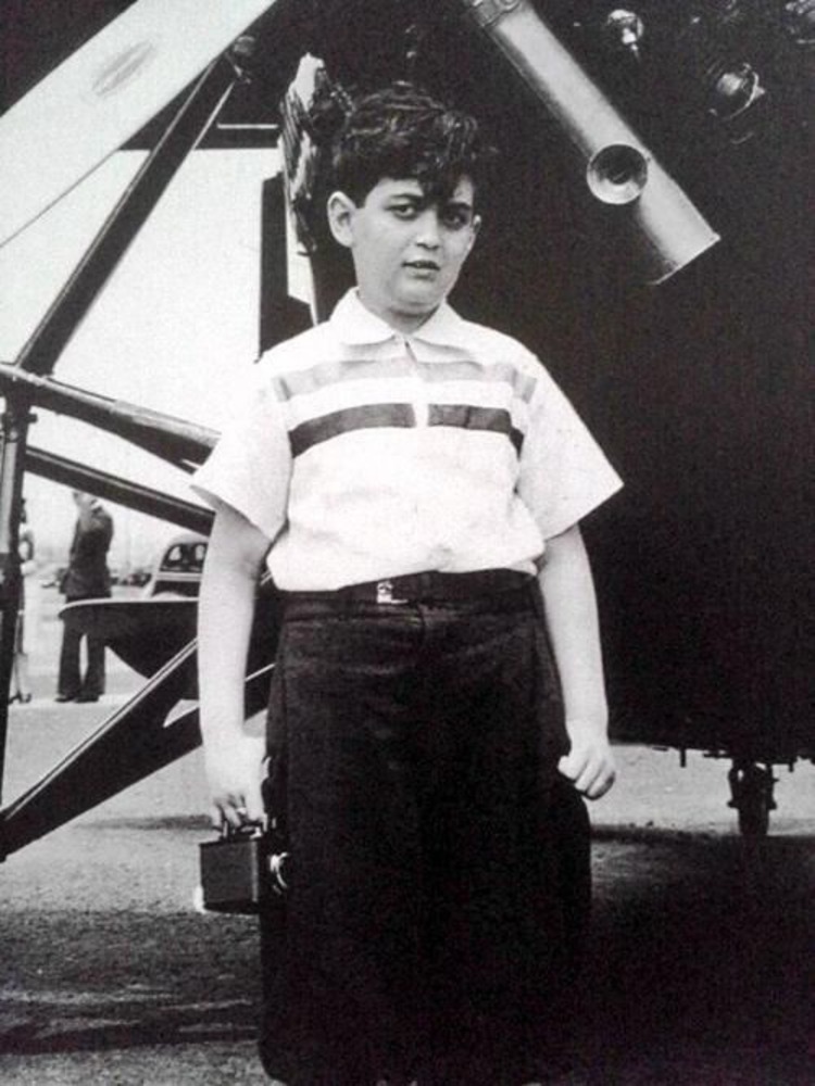 nofilmschool's tweet photo. Young Stanley Kubrick 

Camera in hand 🎥👌 https://t.co/340f77c0Pf
