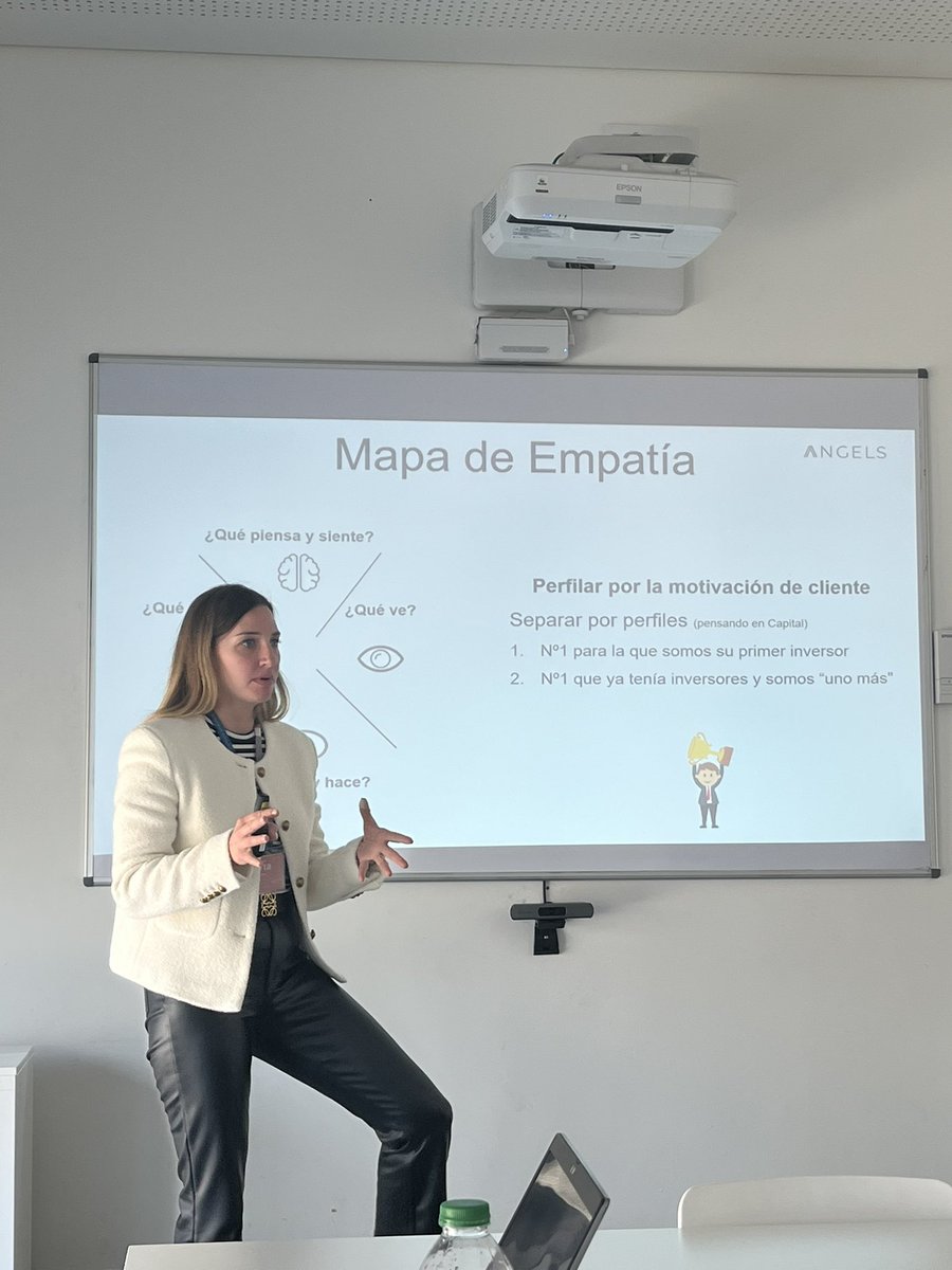 JavierdeTorov's tweet photo. ⚠️ El DAFO ha muerto ⚠️ porque pone en el centro a la EMPRESA, ahora se lleva el “Mapa de Empatía” porque pone al CLIENTE en el centro. Hoy @nogueras_marta nos ha explicado cómo mejorar el aporte de valor a participadas 💼 de @angels_capital CC: @anaGimenez85 https://t.co/ktF9z1Eith