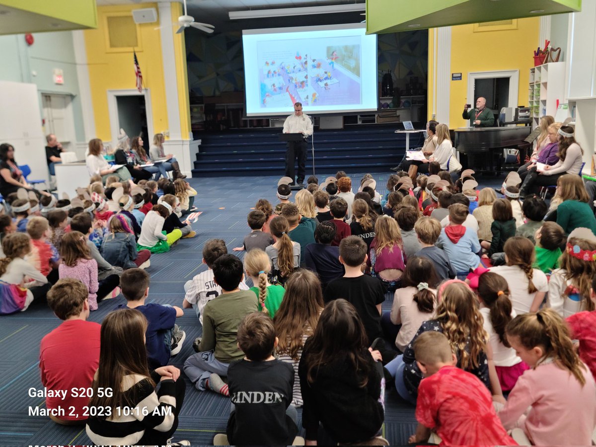 GR_Schools's tweet photo. Linden Avenue School is celebrating Read Across America. https://t.co/TJSeRPzp0s