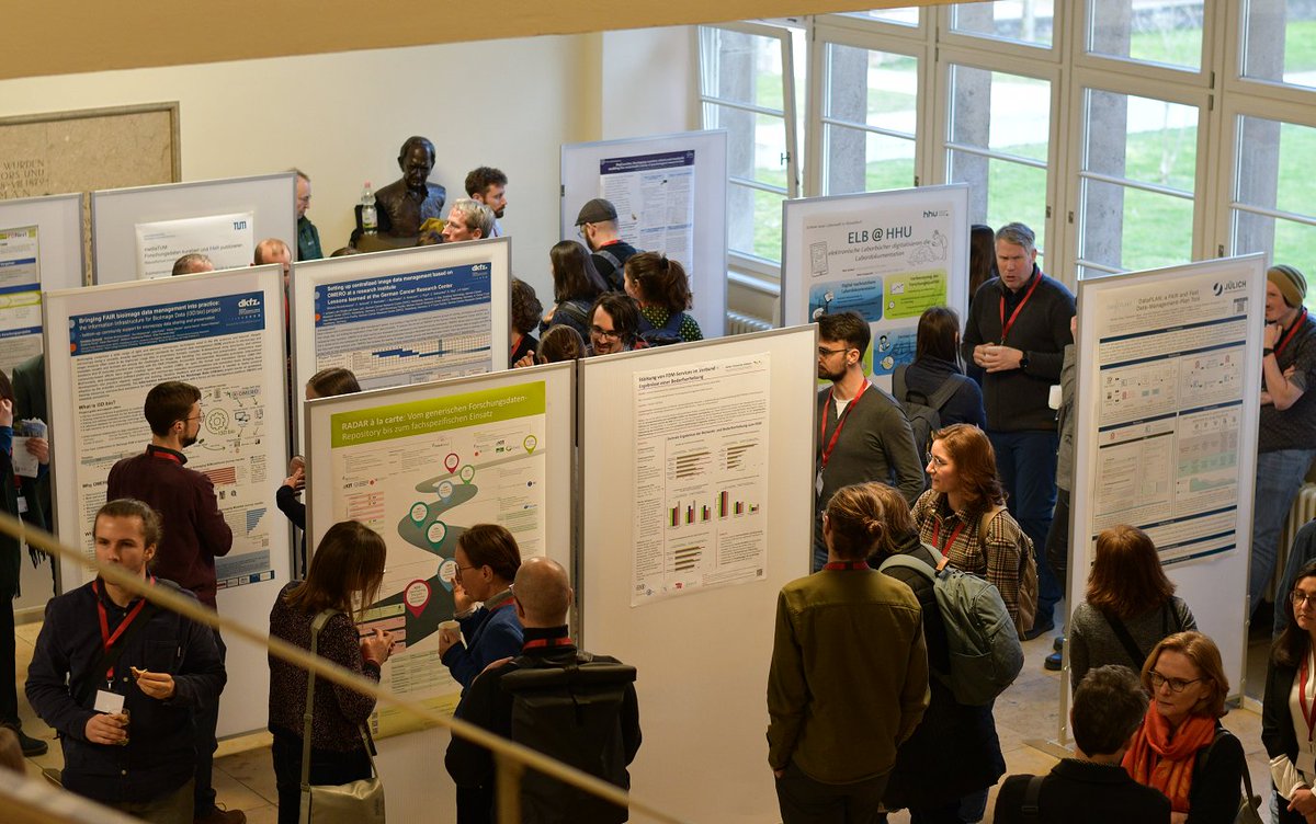 ESciTage's tweet image. In der #Postersession geht's los: Wissen wird geteilt, Feedback gesammelt und Kontakte geknüpft.🧑‍🔬

#Forschungsdatenmanagement #ESciTage #ESciTage2023