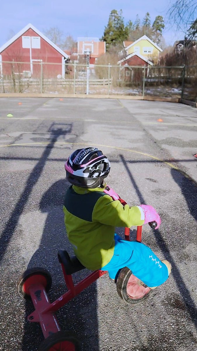 _nicke_nyfiken's tweet photo. Sportlovsfritids med #Runbackas alternativa (vinter)OS.
Lite så sådär med underlaget för Skidor men helt ok för Short track, Pulkabowling och Sparkskytte #solskol https://t.co/oglC8zJaDL