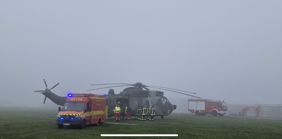 Joint/Combined Event mit #Marinefliegern #DGzRS, #Feuerwehr CUX, Bw-Feuerwehr Wilhelmshaven, #Havariekommando und einer 🇧🇪Fregatte. Ziel: die Rettung eines Crewmitglieds der Fregatte zur Verbringung zur 4. Einfahrt unter widrigsten Wetterbedingungen. TOP Job der #SAR Community 👍