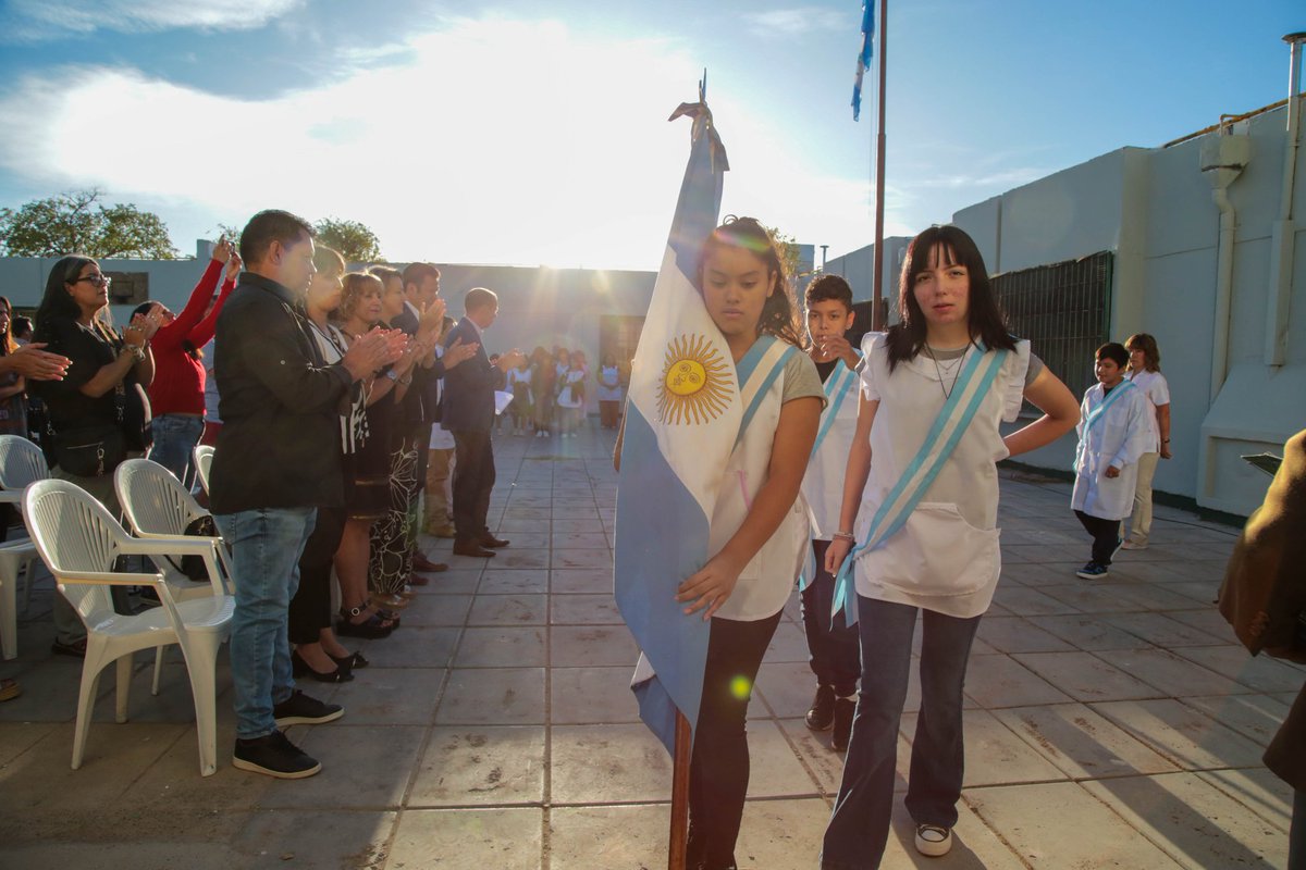 RFlutsch's tweet photo. La escuela recibe, incluye, iguala y abraza a nuestras infancias, adolescencias y juventudes. Enseña desde el afecto y el vínculo, deja 👣 huellas y trabaja por una sociedad mejor. La escuela es el "lugar de las oportunidades". https://t.co/VXXQZyPzBh