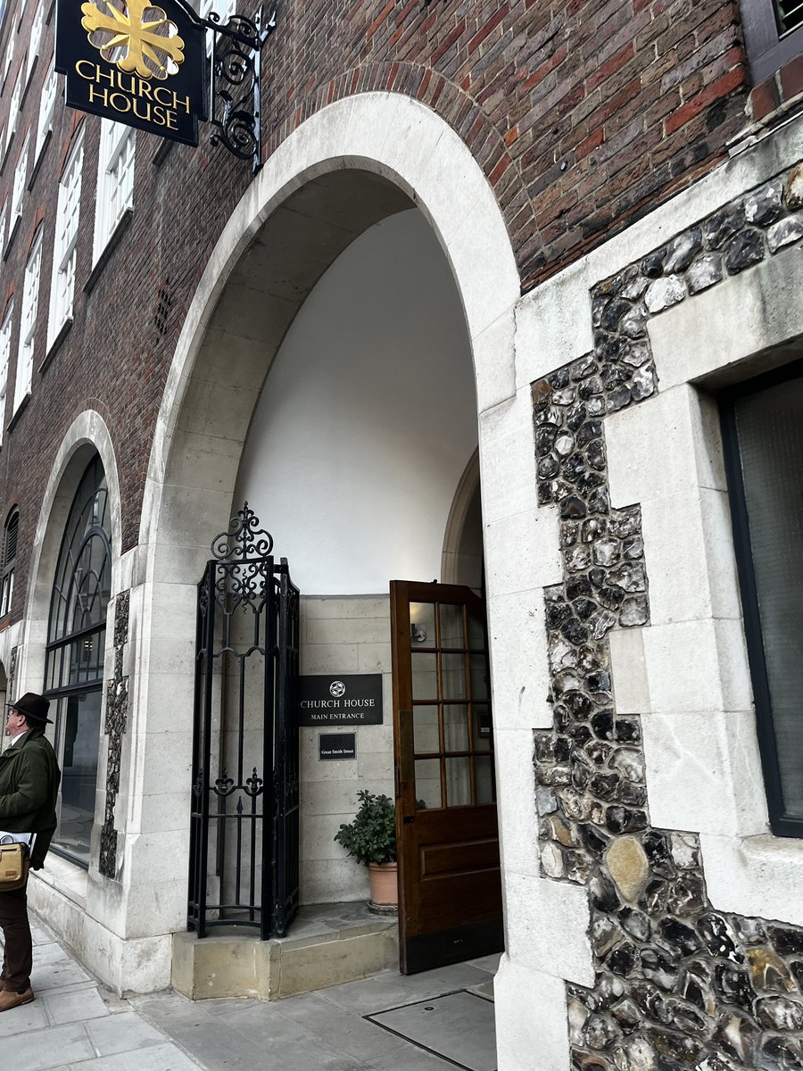 ambermichaela's tweet photo. A new one for me with @ruth_blanco_ - a WALKING meeting, so much inspiration and plans made! Back to the temporary @DioceseinEurope office which has a pretty special view of #WestminsterAbbey! https://t.co/s7YbENI15R