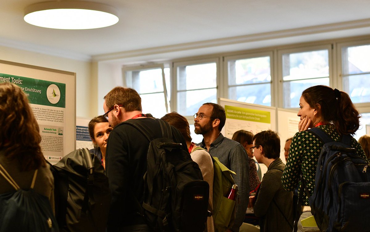 ESciTage's tweet image. In der #Postersession geht's los: Wissen wird geteilt, Feedback gesammelt und Kontakte geknüpft.🧑‍🔬

#Forschungsdatenmanagement #ESciTage #ESciTage2023
