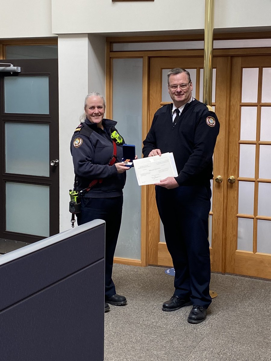 Chief Arnold presented Captain Nicholson with the Federal Exemplary Service Medal for 20 years of service. Congratulations Captain Nicholson and thank you for your service and dedication! @CambridgeFD @CPFFALocal499 @cityofcambridge #exemplaryservice #20years