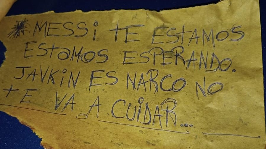 Tip: Si vas a hacer una carta de amenaza, no le hagas circulitos tiernos a la "i" porque pierde fuerza. ¿Dónde quedó el legendario arte de la amenaza con collage de letras recortadas del diario?