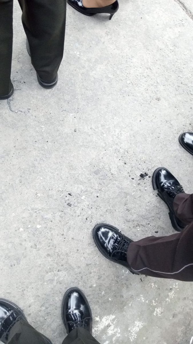 UNA DURA Y TRSITE REALIDAD Q SUFREN LOS HERMANOS POLICÍAS DEL ECUADOR CON ZAPATOS ROTOS CON SALARIO D 950 DÓLARES CON 20 AÑOS D TRABAJO, MIEBTRAS LOS JEFES SENTADOS EN SU CONDORT CON SALARIOS DE 3.800 DÓLARES, CHOFER Y VEHÍCULO EN LA PUERTA, SABIENDO Q LA TROPA ES LA Q TRABAJA.!!