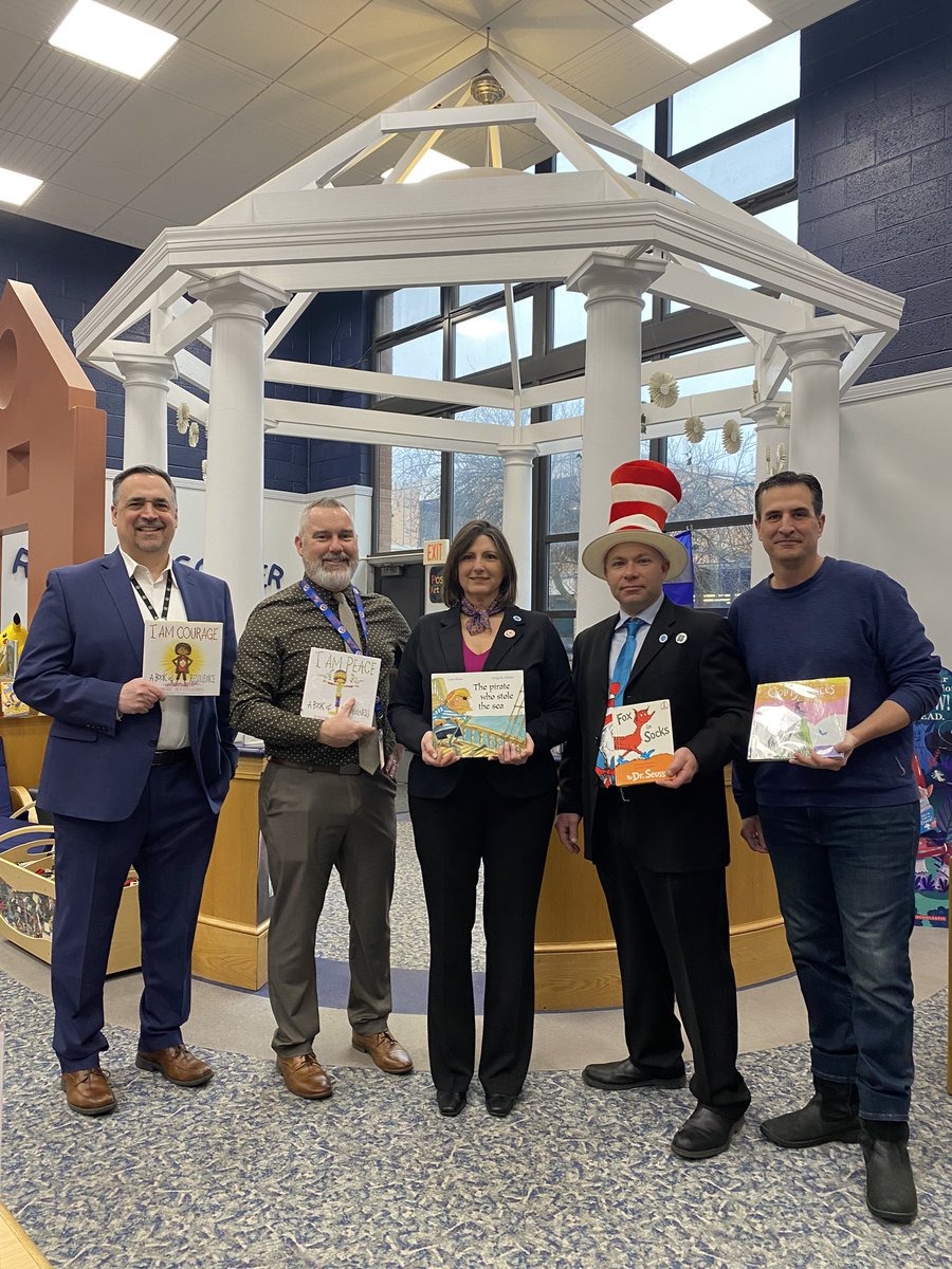 Mayor Putrino reading to Kindergarten and 5th grade!📕 #ReadAcrossAmerica2023 #NMUKNIGHT
