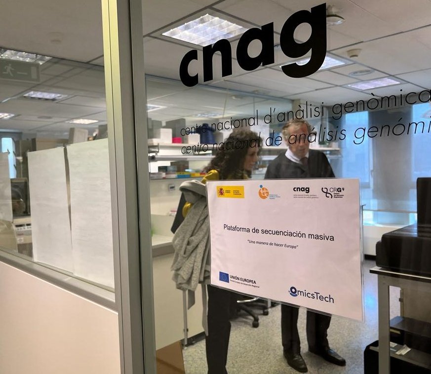 #ICTSNews Interesante visita a los nuevos equipos del @cnag_eu cofinanciados con #fondosFEDER @CienciaGob.  Gracias por las explicaciones.