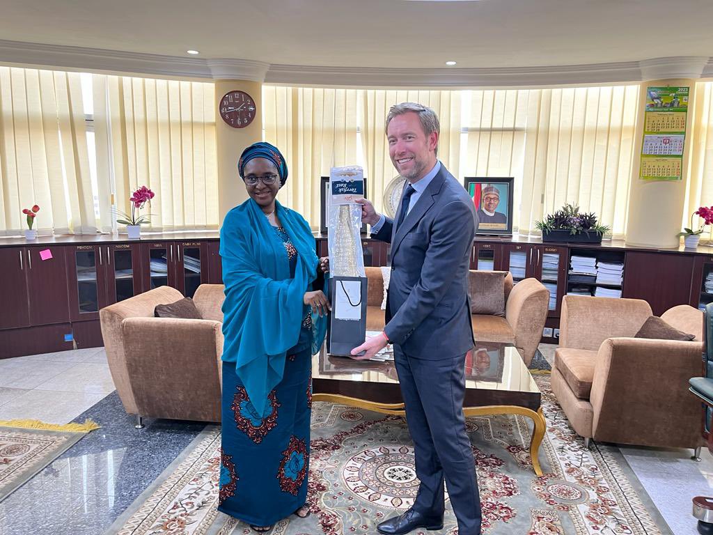Good catch up with Finance Minister <a href="/ZShamsuna/">Zainab Shamsuna Ahmed</a> on follow ups from the #LakeChadNiamey Conference, cooperation on financing #SafeSchools and how to attract more FDI to #Nigeria. And some stockfish diplomacy of course, including exchange of recipes:)
🇳🇬🇳🇴