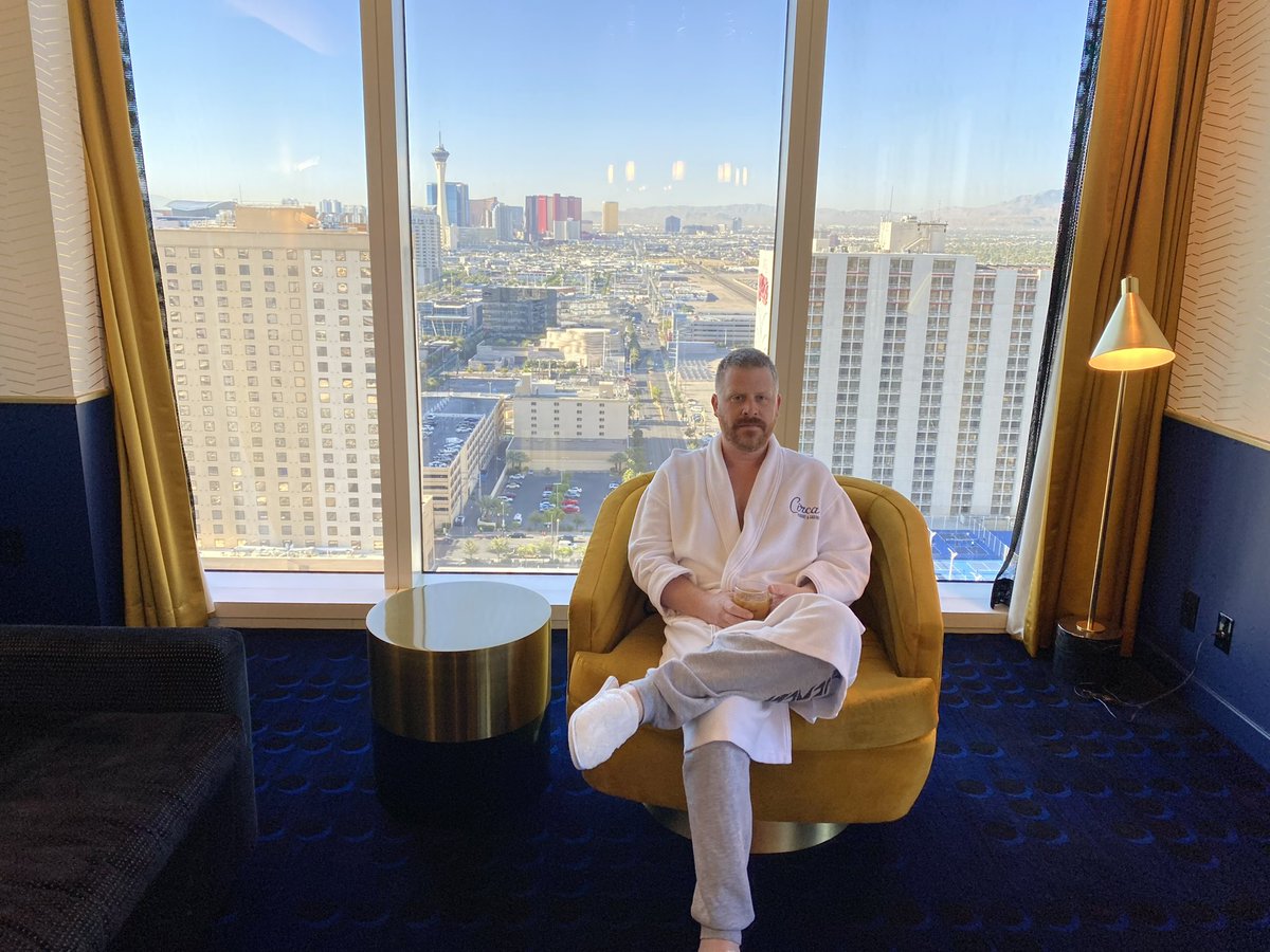 runjewels's tweet image. Happy birthday @therealelp we love ya 👉🤛