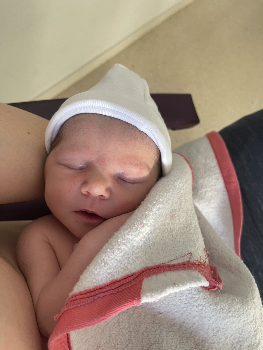 luiismi92's tweet photo. Hoy ha sido y está siendo el día más feliz de mi vida, @E_m_paqui ha sido toda una campeona y me ha dado lo más bonito de mi vida ❤️❤️👨‍👩‍👧 https://t.co/PDUyi9qptO