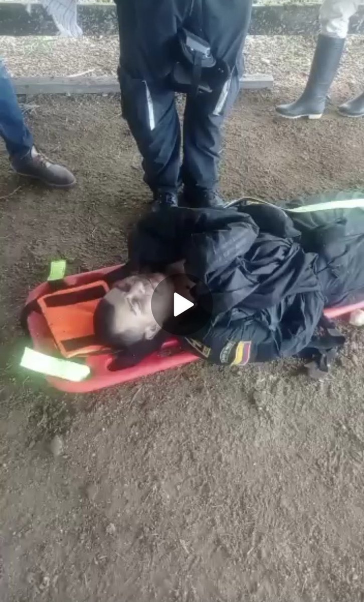 Policia_NivelEj's tweet photo. Lo secuestraron y lo asesinaron ! El subintendente fue asesinado esperando el apoyo que el @DirectorPolicia NO AUTORIZÓ ! Por este simple hecho @SenadoGovCo Debe exigir la renuncia ! Asi como los condecoran cuando sus hombres adelantan operativos así mismo deben ser RETIRADOS https://t.co/Ghsnp4EHhi