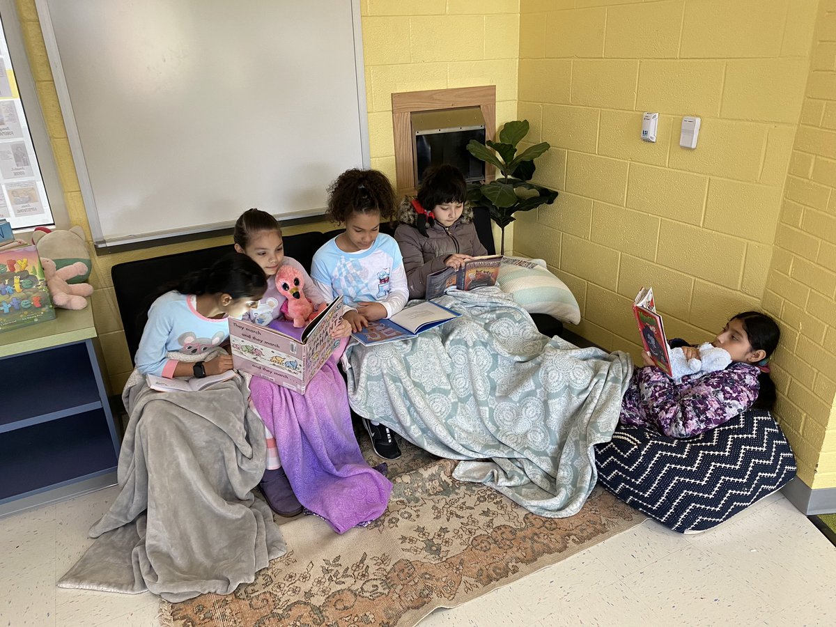 HyblaValley4th's tweet photo. Read In Day for Read Across America Week!! @HyblaValleyES #HyblaValleyHuskies https://t.co/3fd2Bp2whQ