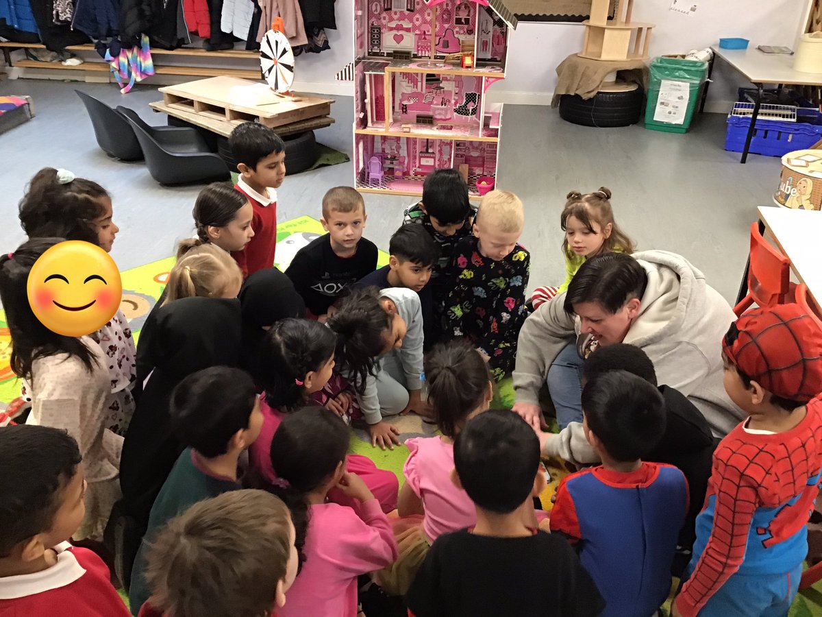 We were very lucky to have a special guest read a story to us! Thank you <a href="/Amiee_KMPA/">Amiée@KMPA</a>, we loved it! @kestrelmead #WorldBookDay2023