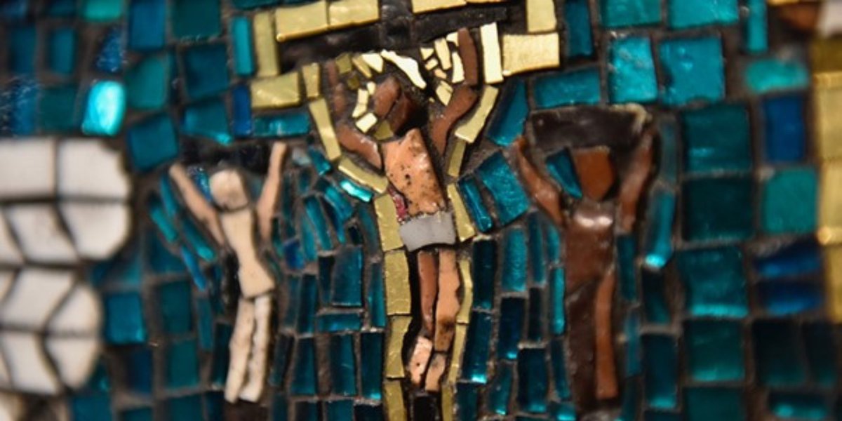 'The whole Bible in one object' - a wonderful mosaic by artist @petecodling, titled Little Bits Of God, is now on show in the chapel at @LeedsTrinity leedstrinity.ac.uk/news/archive/2… Commissioned by The God Who Speaks campaign of @catholicEW @biblesociety