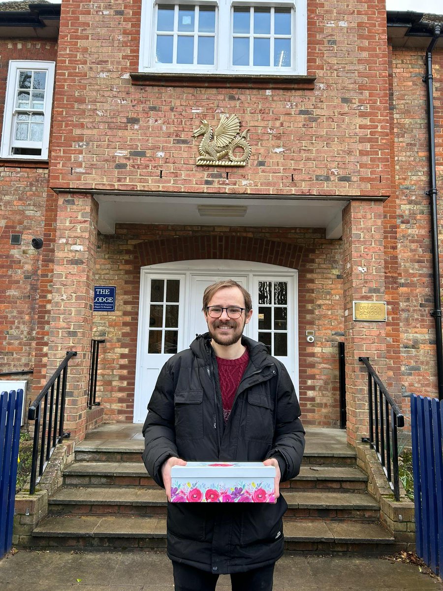 BeFreeYC's tweet photo. Thank you to Drayton Primary, Thameside Primary, @LadygrovePark, Didcot Primary Academy, @NettlebedSchool, @BadgemoreHenley @ValleyRdHenley, @thedragonschool, Watlington Primary School &amp; Barley Hill Primary. 📖🌈🌟

@RabTales 🙏👽

#worldbookday #youngcarers #befreeyc https://t.co/5V4jn88QUf
