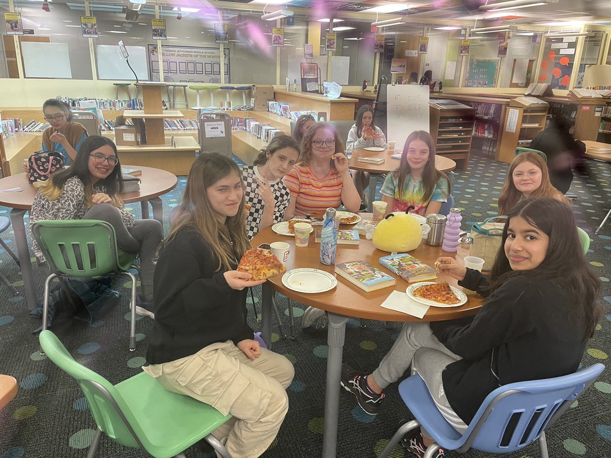 JeffersonReads's tweet photo. Thank you so much @kellyyanghk for coming to speak with our TAB students! Rave reviews for, every student who has started reading Finally Seen. Thanks @APSLibrarians for the delicious pizza lunch as well! @JeffersonIBMYP @APSLibrarians #readMG #FinallySeen https://t.co/1Km2hAlNDM